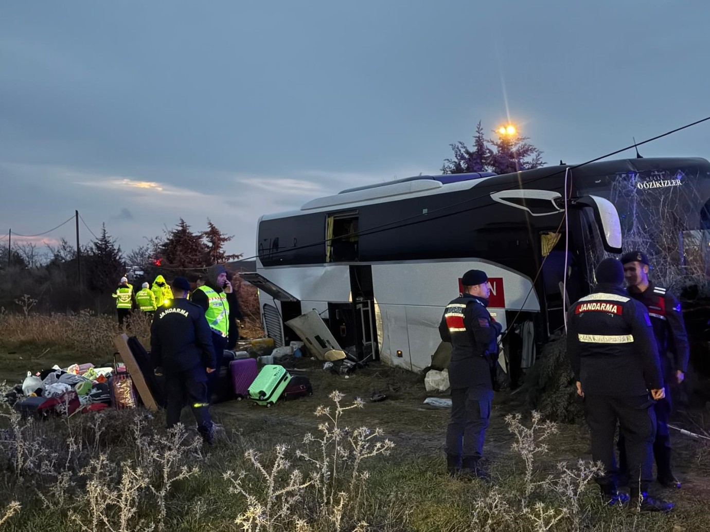 Gelibolu'da otobüs kazası: 3'ü ağır 40 yaralı!
