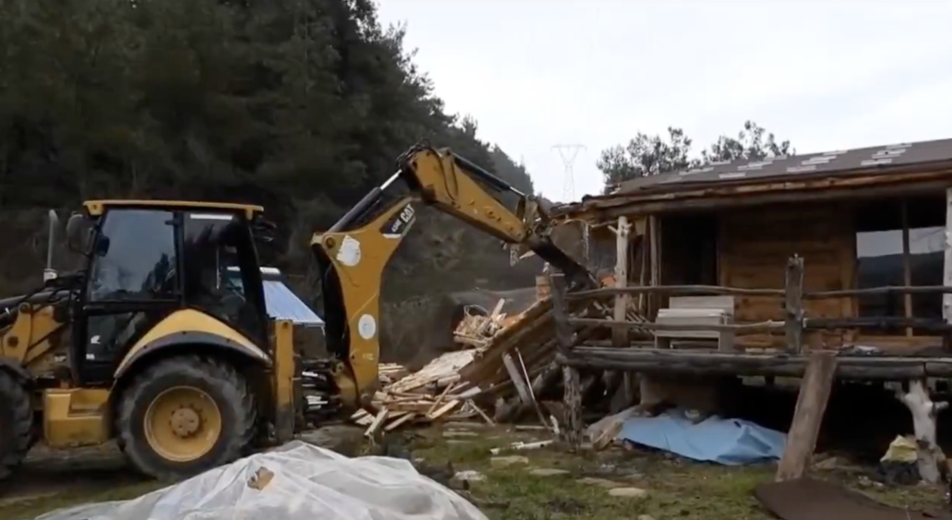 Gelibolu'da 11 kaçak yapı yıkıldı