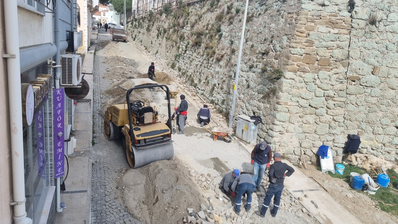 Gelibolu Belediyesinin yol çalışmaları sürüyor