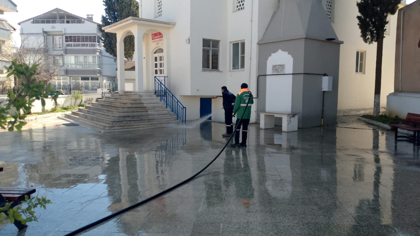 Bayram hazırlığı: Cami ve mezarlıklar temizleniyor