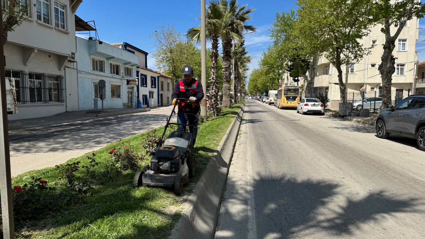 Ekipler, park ve bahçeleri yaza hazırlıyor