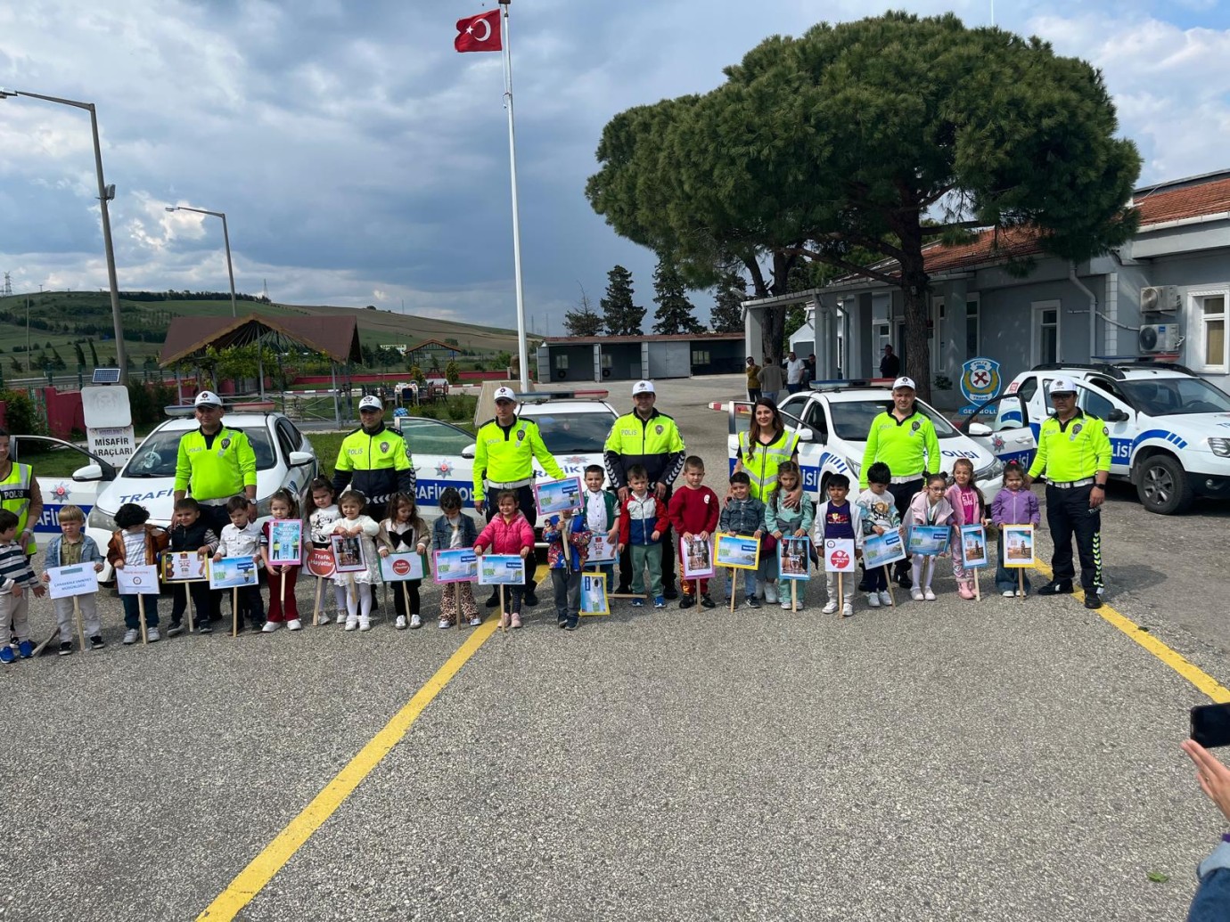 Minik öğrencilerden trafik kurallarına destek