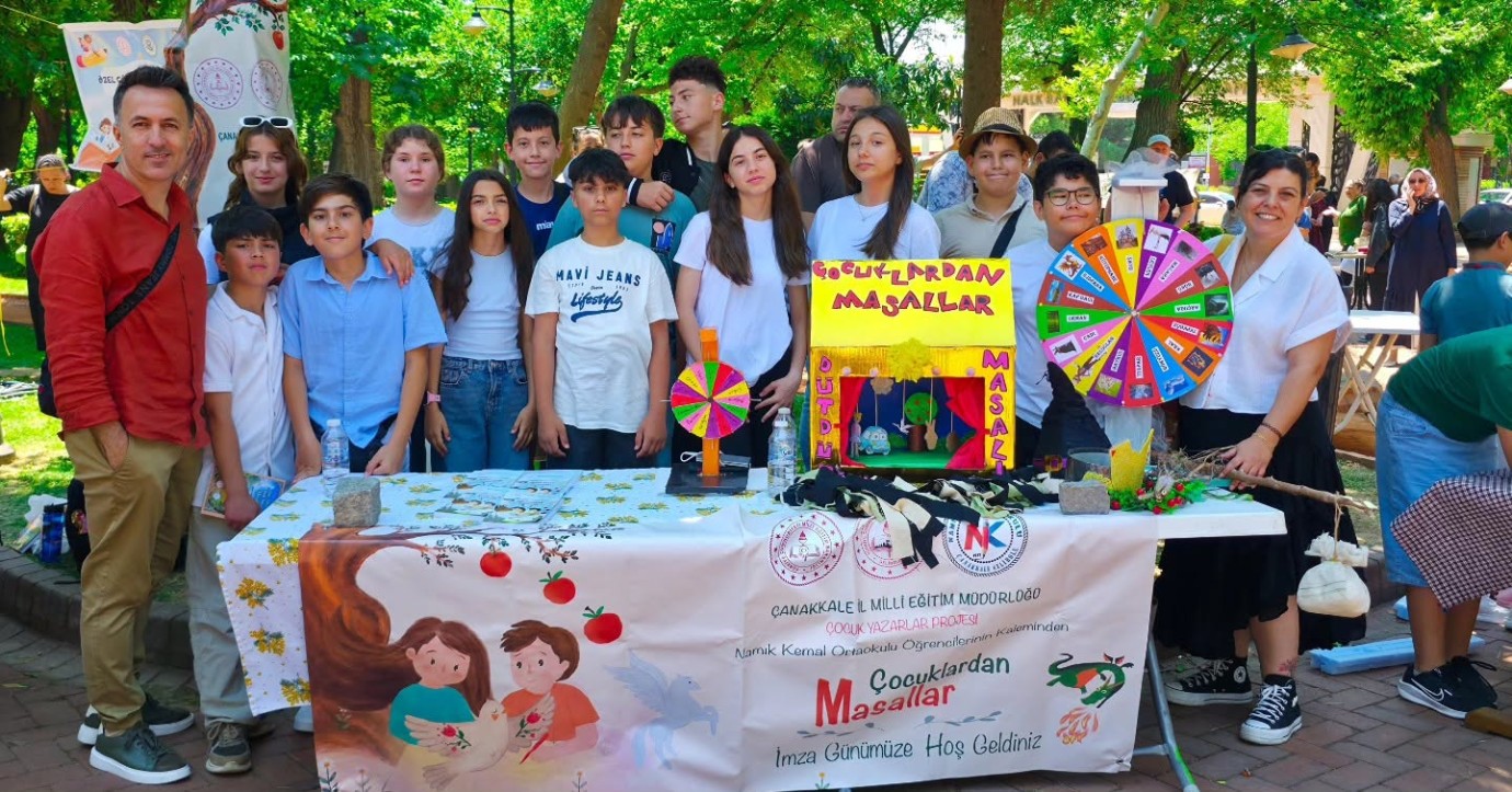 Gelibolulu öğrenciler Çocuk Yazarlar Masal Şenliği’nde kitaplarını imzaladı