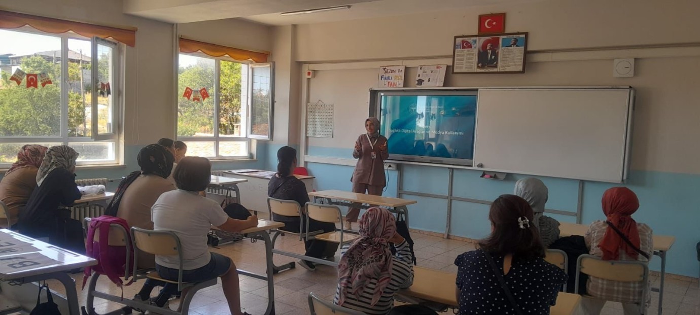 Velilere “Bilinçli Teknoloji Kullanımı” eğitimi verildi