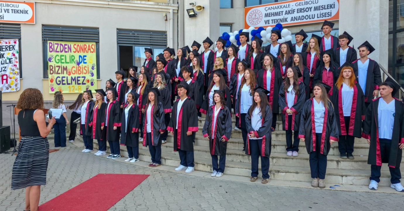 Ecebay Mesleki ve Teknik Anadolu Lisesi’nde mezuniyet coşkusu