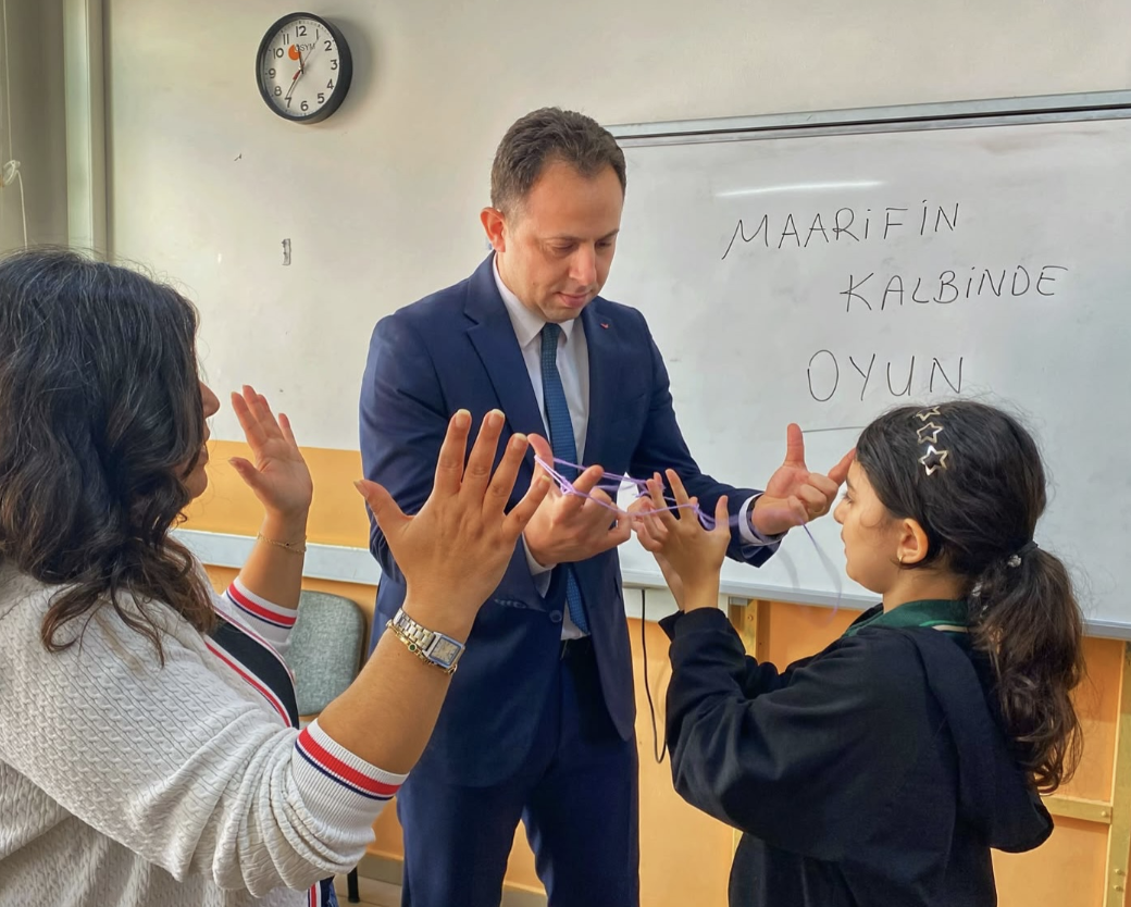 Kadir Aydın öğrencilerle Ayatori oyununu deneyimledi