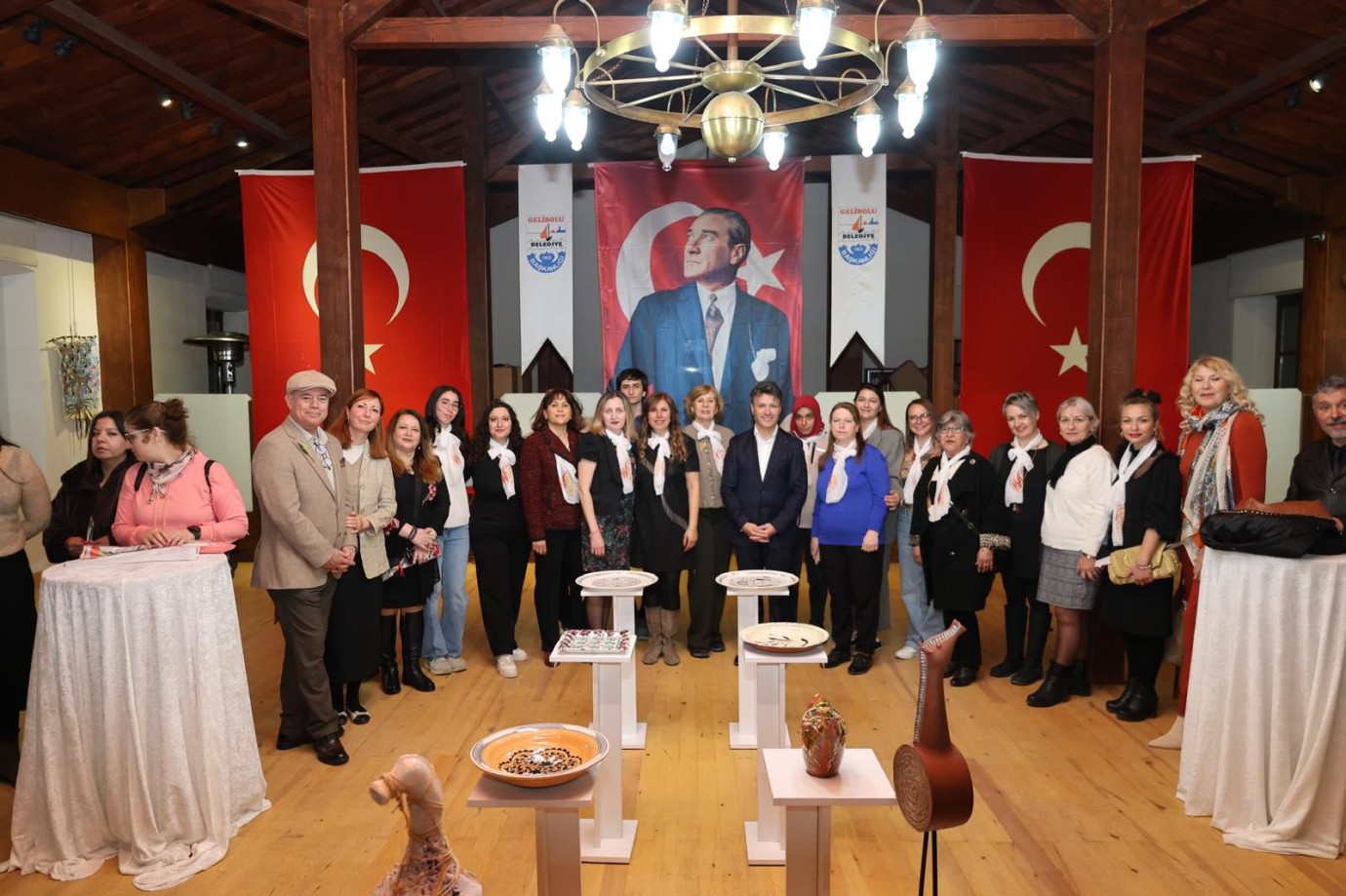 Gelibolu’da “Sanatla Tek Yürek” sergisi açıldı