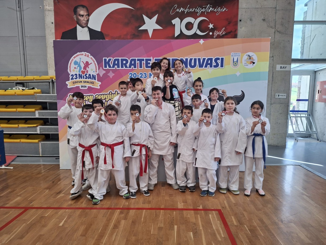 Gelibolu’nun karatecileri Lüleburgaz’dan madalyalarla döndü